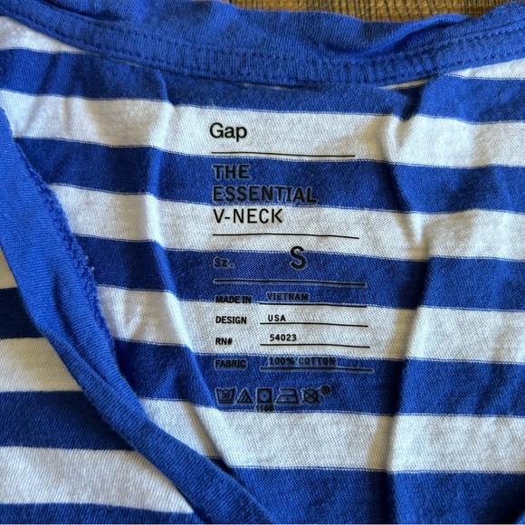 Like New! | Gap | Blue/White Strip Essential V-Neck | Size S - Picture 4 of 8